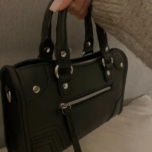 väska  - jättefin liten handväska ifrån Zara 💘 finns inte kvar på hemsidan, och är i helt nytt skick då den tyvärr knappt kommit till användning! Hör av dig innan du trycker på ”köp nu” 😙😙