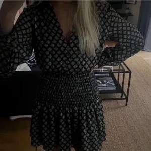 Klänning zara - Världens finaste klänning från zara, storlek M men passar S. Lånad bild!💞