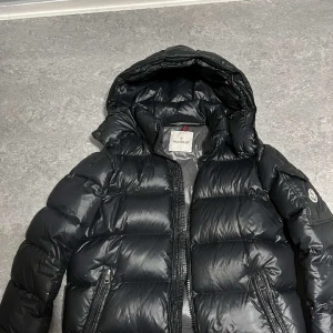 Moncler maya - Moncler maya helt ny Storlek M Skriv för mer info!!!