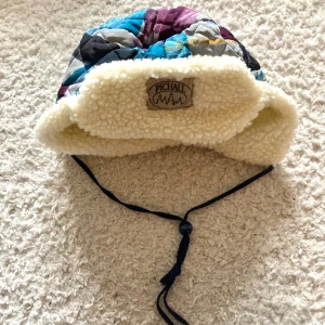Trapperhat - såå fin trapperhat i teddy från pichall med coolt mönster ❄️passar nog bäst på kvinnohuvud