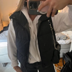 väst - Väst från ginatricot i str xs som är helt slutsåld på hemsidan!! Knappt använd❤️ (nypris 499)