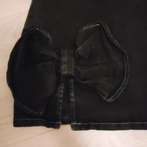 Svart denim minikjol  - Söt jeanskjol, köpt secondhand men är öite stor för min smak. Fint skick! Dragkedjan funkar bra‼️‼️