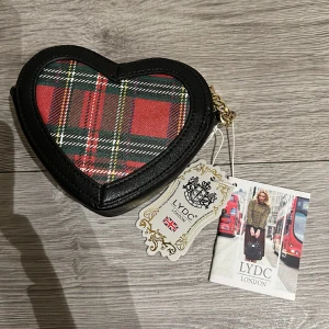 Liten hjärtformad handväska  - Helt ny! Fin julklapp! Med lång axelrem och guld kedja. 