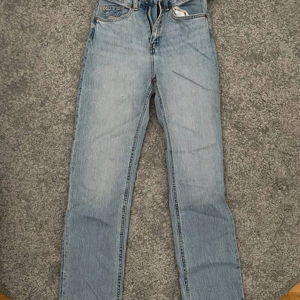 Säljer dessa ljusblå jeans som aldrig användts💗. Jeans & Byxor.