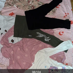 Barnkläder - Super fina kläder  55kr plagget eller 370 för allt (det beigea är sålt) :)