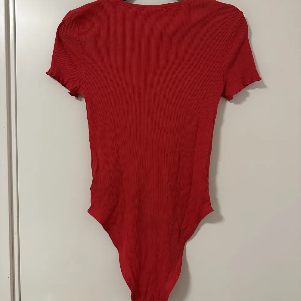 Röd t-short body. T-shirts.