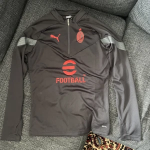 Ac Milan tröja - Milan tröja i nyskick. Bara använd ett par gånger. Säljer för att jag har tröttnat på den. Nypris  800kr. Storlek Small. Pris kan diskuteras!