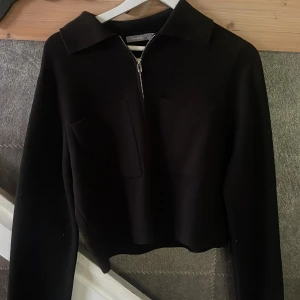 Stockholmsstil  - Säljer denna trendiga kofta/jacka då den aldrig har kommit till användning 💗