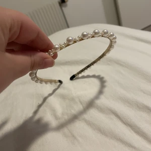 Diadem - Diadem med pärlor nyskick 