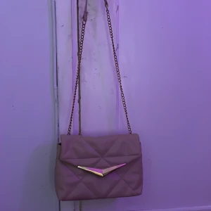 Väska från glitter - Jätte fin väska i färgen beige typ! Användes bara några gngr och inget fel med den heller💞köptes för 300 kronor!