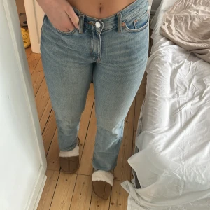 Lågmidjade jeans💙 - Säljer då jag inte använder dem. Super fint skick. Ifrån weekday🤍Om du handlar via köp nu metoden ta inte early bird som frakt alternativ. Har bytt adress och går inte att skicka då.
