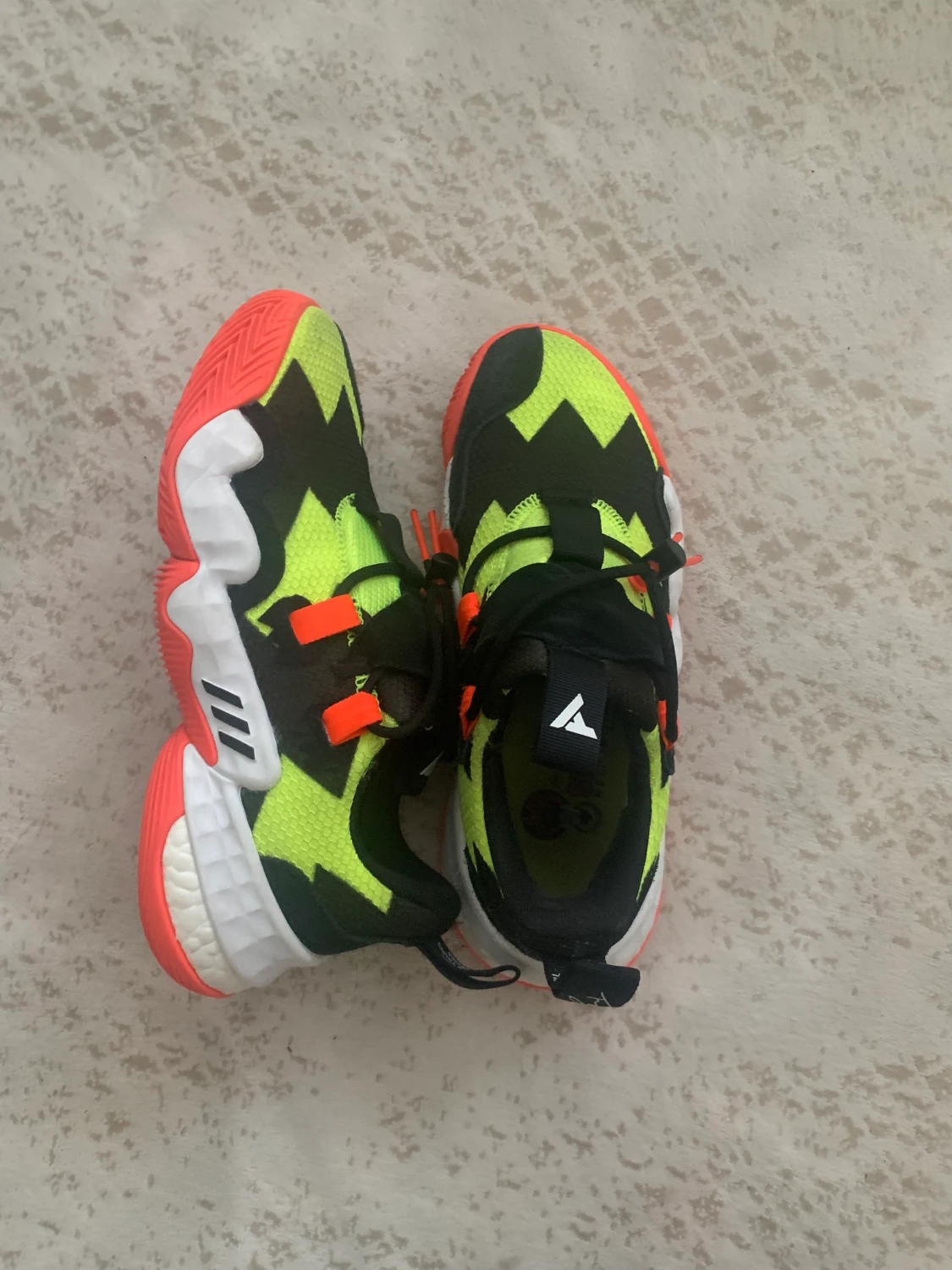 Säljer trae Young so so deef skor storlek 38  - 90