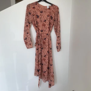 Klänning🧡🤎 - Klänning för mq💞💐 Sparsamt använd💘😻 Stl S🫶🏼🫶🏼🫶🏼