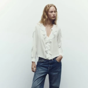 Zara blus  - Säljer denna otroligt fina blusen från zara!! Den är använd 1 gång, kvitto finns mens lappen är av. Helt felfri! Otroligt fin och populär! Den är o stolek L men väldigt liten i storleken, jag har Xs/ S i vanliga fall! Kom privat för fler bilder❤️