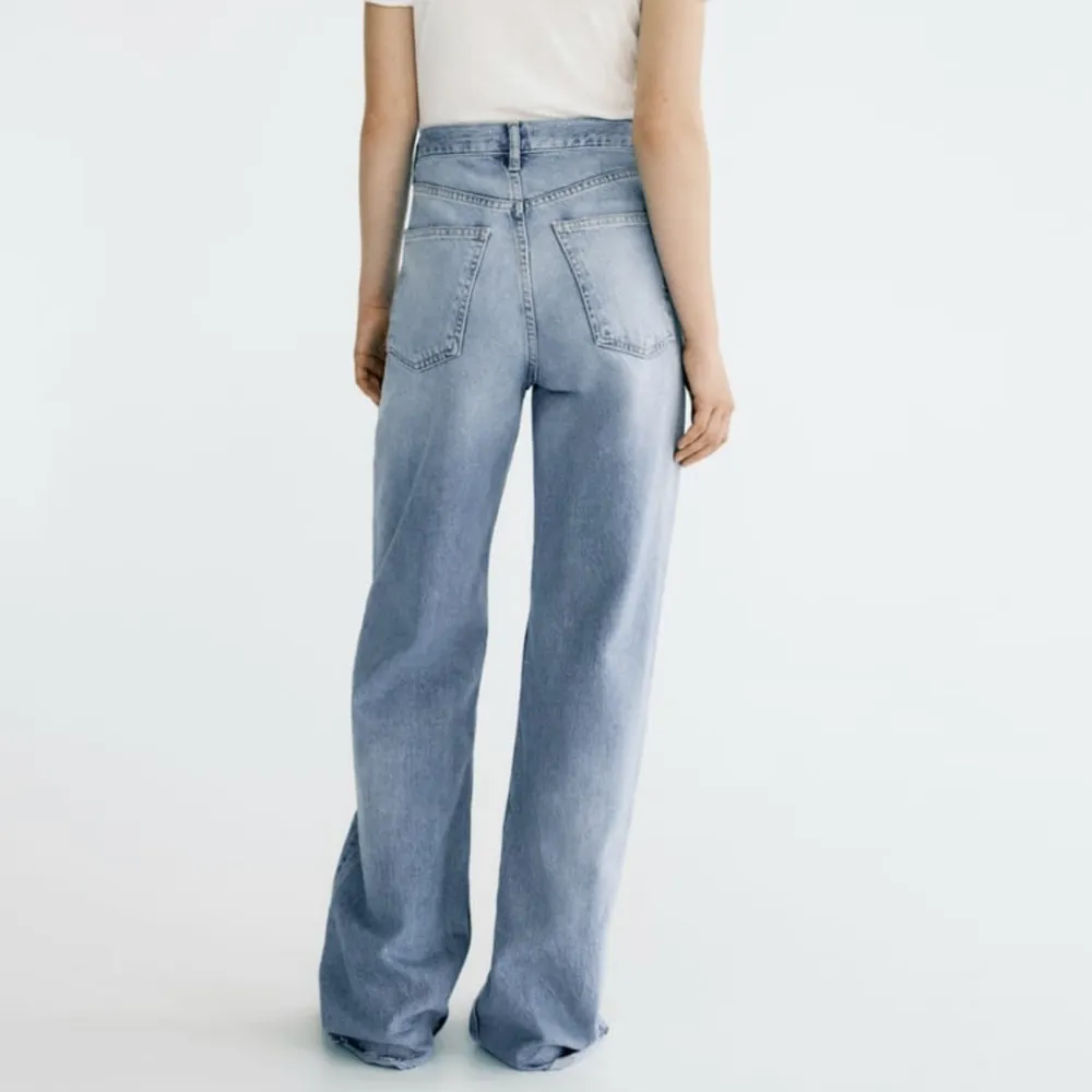 Vida jeans från zara i storlek 38, knappt använda och nypris 429kr🦋 hör av er vid minsta intresse eller fundering 🥰. Jeans & Byxor.