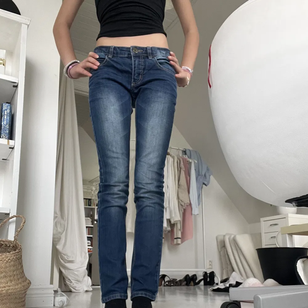 Snygga skinnyjeans med detaljer på bakfickorna❤️de är stora i storleken eftersom att jag är ca 161 och skulle pass lite längre än det också❤️priset kan diskuteras❤️. Jeans & Byxor.