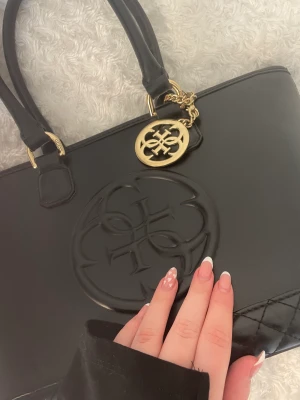 Guess väska - En jättefin väska från guess, kommer ej till användning därav nästan som ny!🖤✨