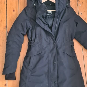 Northface vinterjacka / vinterparkerare - Women's Northface parker jacket, hardly been used, size small. Has magnetic buttons, adjustable waist, removeable hood with zip. Pockets with rain covers and zip. Inside zip pocket. Open to offers 
