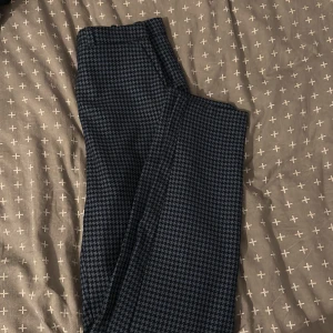 Kostymbyxor  - Kostymbyxor från monki som jag inte längre använder, super fint skick. Dom sitter lite tajtare.