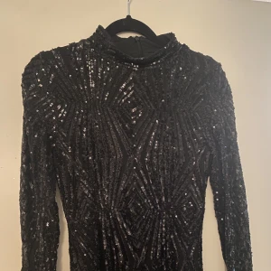 Paljettklänning  - Perfekt för nyår!! Använd 1 gång. Har en ”underklänning” förutom på armarna