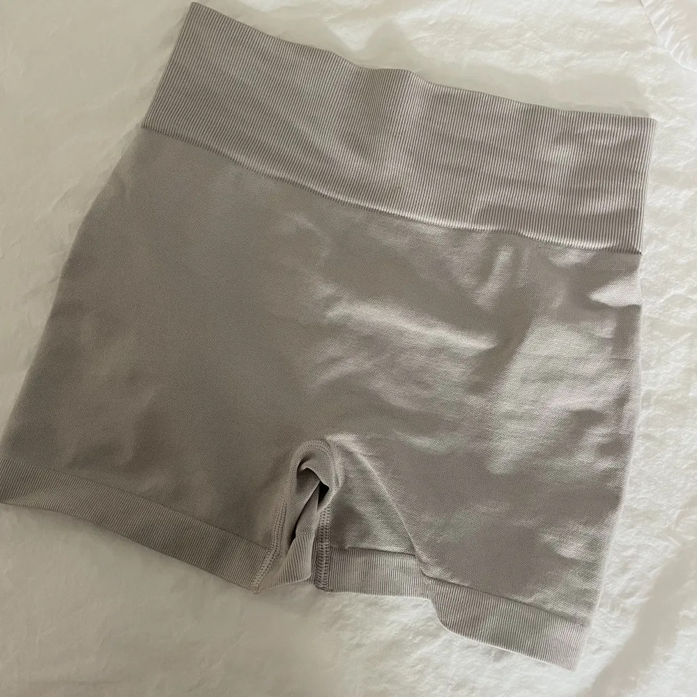 Oanvända träningsshorts i fin grå/beige färg med scrunch . Shorts.