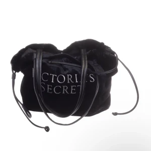 Victoria secret väska  - Skit snygg Victoria secret väska, säljs då den ej kommer till användning, bra skick. Ingen av stenarna på bokstäverna lostnat💞
