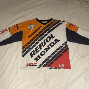 Michelin tjocktröja - Vintage Michelin tröja köpt secondhand för ett par år sen!!  Väldigt bekväm och ett perfekt unikt plagg nu till hösten!  Kan mötas i Stockholm eller frakta mot kostnad🫶