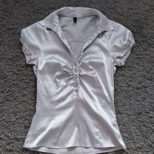 Blus i satin  - Blus i satin. Storlek 36.  Nästan ny.   Betalning sker via swish och köparen står för frakten  