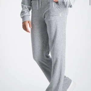 Juicy byxor  - Säljer tyvärr dessa as snygga juicy byxor, använda lagom mycket men fortfrande bra skick. Köpta på kids brand store 💕kontakta för fler frågor💕