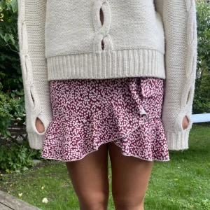 Kjol - Super gullig blommig, omlott kjol med knytning!😍