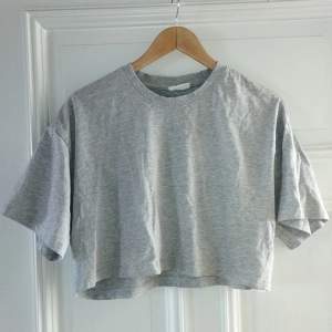 Snygg topp/t-shirt i kort modell! Köpt på Gina Tricot för några år sedan för 199kr och sparsamt användt!