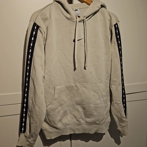 Beige Nike hoodie stl. S/M - En beige/ äggvit hoodie från Nike. Storlek S-M. Har en fläck från limpistolslim på ena mudden men ät annars i bra skick.