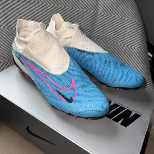 Nike fotbollsskor  - Nike  Phantom Gx Elite DF FG /gräs skor  Storlek 39 Skorna går att använda både på konstgräs och gräs men är rekommenderade för spel på gräs.  I nyskick endast använda 1 gång   Säljes pga förstora