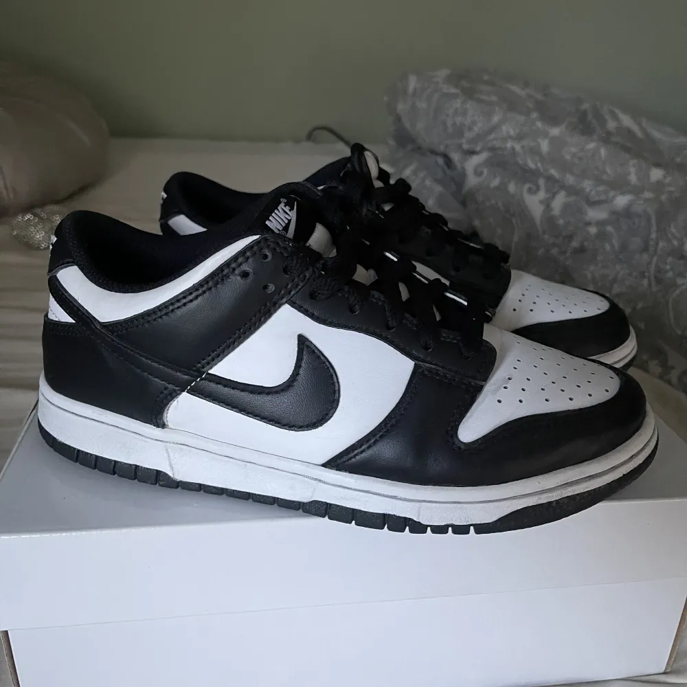 Säljer mina knappt använda Nike dunk low panda i storlek 38,5 passar mig som vanligtvis har storlek 38. Köpta hos nike, kvitto finns. Skor.