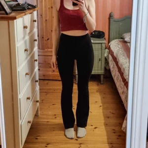 Utsvängda tights helt nya!  - Storlek S Säljer över 50 plagg! Stor mängdrabatt när du köper fler saker! Köp 3(+) plagg 15% rabatt. Köp 5(+) plagg 20% rabatt. Köp 10 (+) plagg 25 % rabatt. Köp 15 (+) plagg 30 % rabatt.  Samfraktar givetvis. 