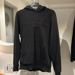 Peak performance  - Skick 7/10 (lite solblekt)! Fodrad med bomull  Snöre i luva saknas!