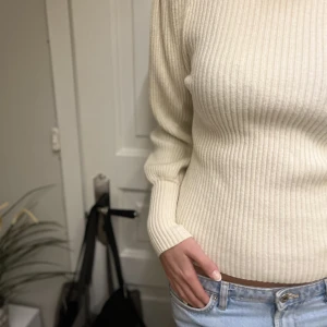 Ribbad tröja - Säljer denna så fina och sköna tröja ifrån ONLY!💓Inte kommit till användning så många gånger. Den har en låg polokrage och sitter åt lite i handlederna. Väldigt fin i modellen. Skriv till mig om du är intresserad eller har någon fråga.💓