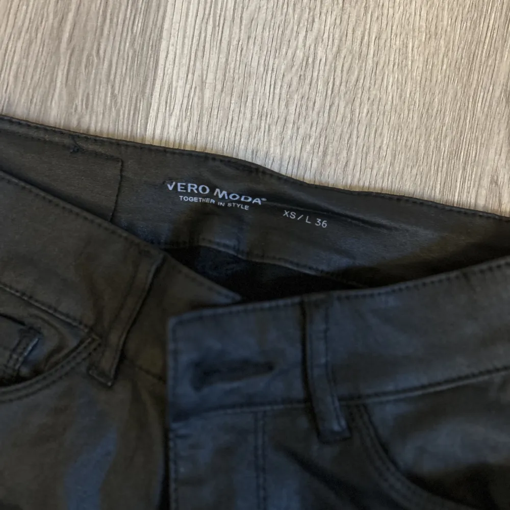 Vet inte vad de kallas, läder eller skinn liknande byxor 😅🩷 knappt använda iallfall från Vero Moda! Gratis frakt via köp nu i 7 dagar 🩷. Jeans & Byxor.