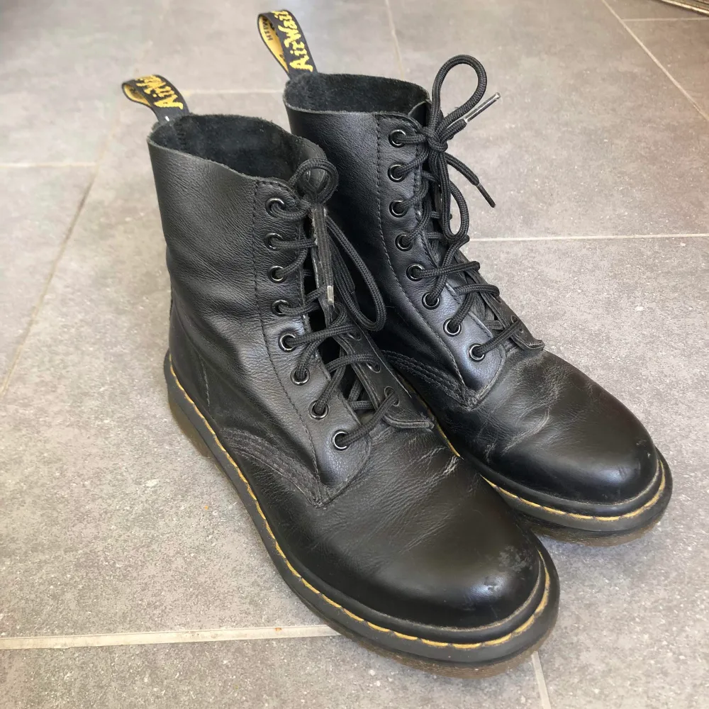 Dr Martens i väldigt fint skick. . Skor.