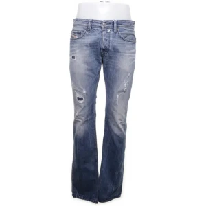 Lågmidjade jeans  - Lågmidjade jeans köpta på sellpy men är för långa för mig. Skulle säga att de passar en M. 250kr