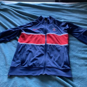 Blå psg zip up hoodie  - Säljer nu min blåa psg zip up Hoodie/ Köpte den för 700 kr/ säljer denna pga att den är för liten för mig/ skick 7/10