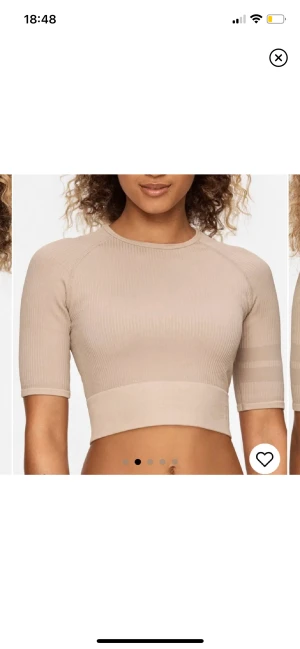 Stronger tränings topp - Passa på gratis frakt just nu!! En crop top från stronger. Tröjan är i rib seamless kollektionen. Tröjan är använd någon enstaka gång så är i väldigt fint skick. Tröjan är väldigt stretchigt och skönt. Nypris är 400kr 