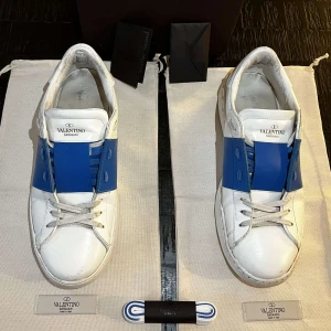 Valentino Garavano skor blå - Säljer ett par valentino skor i storlek 41. De är använda men fortfarande mycket fina. Box, dustbag, valentinokort och ett par extra skosnören ingår även. Vill få dem sålda fort så 2750 kr gäller. Skriv för fler bilder eller frågor 😍👟