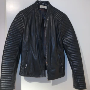 Skinnjacka - Skinnjacka från Hollies använd kanske 3ggr så i nyskick!! perfekt till hösten!! 😍🌸