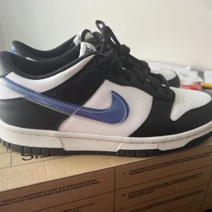 Nike DUNK LOW  - Nike DUNK LOW NN GS UNISEX   Använda 1 gång , så ser helt nya ut! Nypris 1145:- Köpta på Nikes hemsida. Orginallådan finns kvar Strl 38 (5.5)