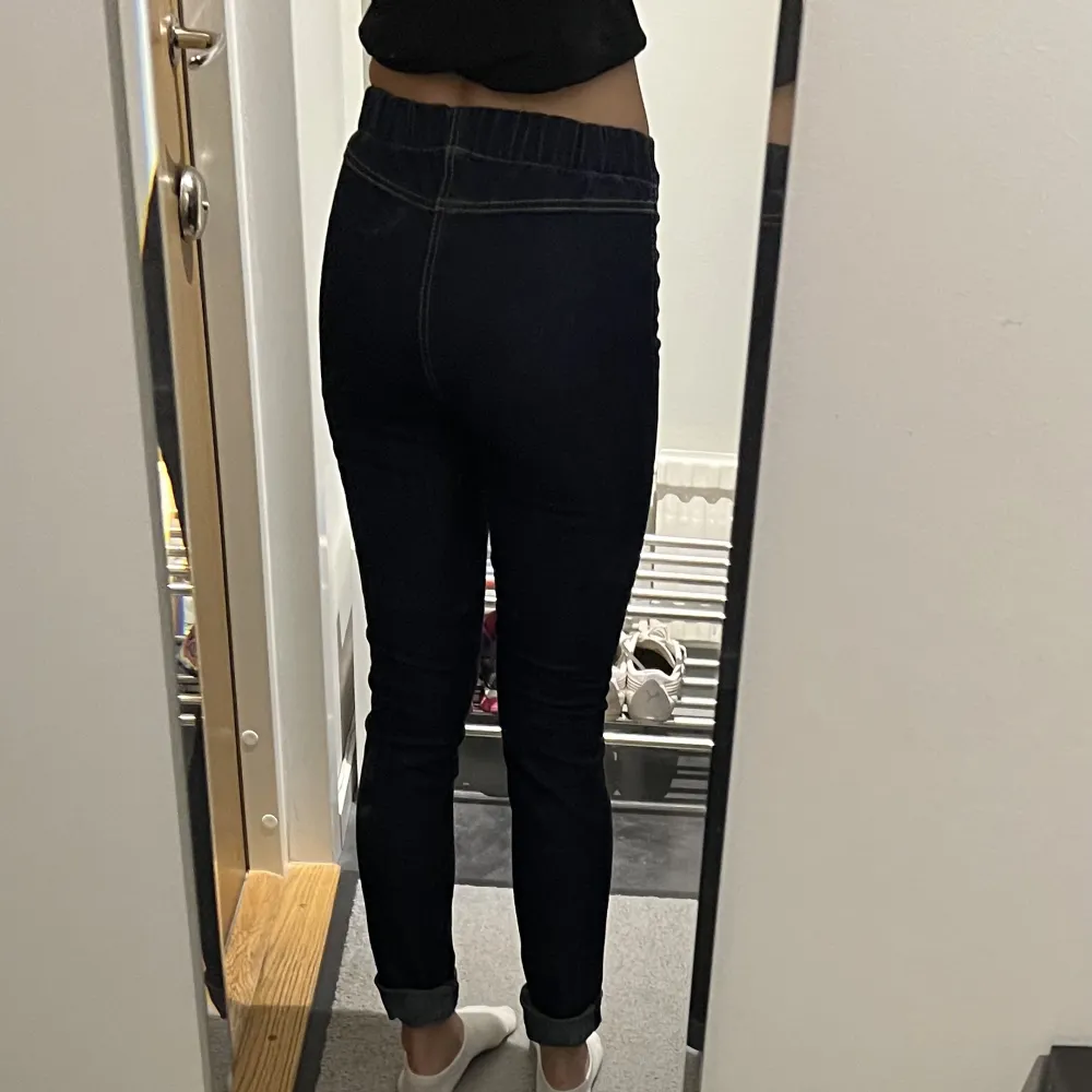 Mörkblå jeggings från Gina Tricot i strl S. Använda några gånger. . Jeans & Byxor.