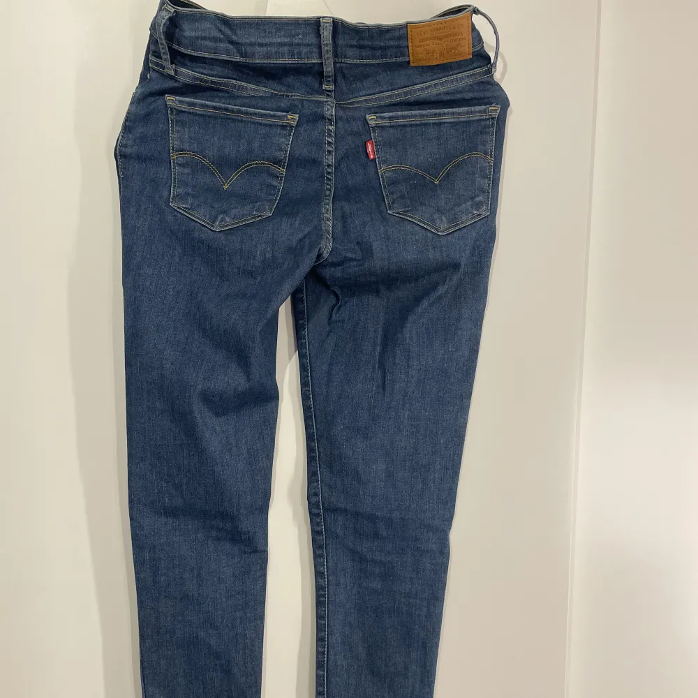 Säljer dessa Levis jeans då de inte kommer till användning längre. Använd fåtal gånger så mycket bra skick. Storlek 26. Köparen står för frakten . Jeans & Byxor.
