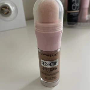 4 in 1 Glow - Säljer denna populära sminkprodukten från maybelline! Endast använd vid 2 tillfällen och svampen är helt ren och oanvänd💓