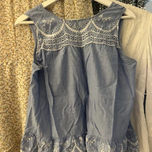 Topp - Fin topp från mango, storlek M men passar mig som vanligtvis är S. 120kr.