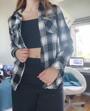 Flanellskjorta  - Flanellskjorta som går att styla på så många olika sätt, älskar den men kommer inte till användning länge:)